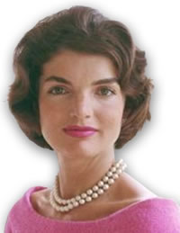 Jackie Kennedy portant un collier de perles signature