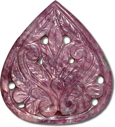 Une pierre précieuse en rubis sculpté