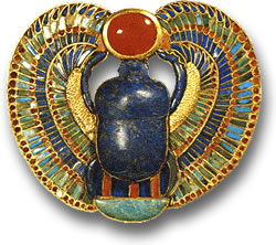 Amuleto de escarabajo del antiguo Egipto con lapislázuli, cornalina y otras piedras preciosas
