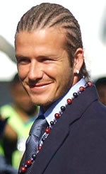 David Beckham avec Cornrows, des créoles en diamant et un collier de perles