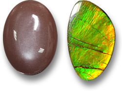 Pierres précieuses de pierre de lune (à gauche) et d'ammolite (à droite)