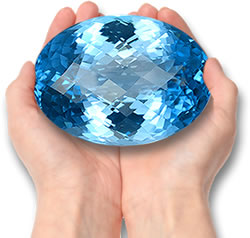 Una gran piedra preciosa de topacio azul suizo