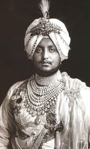 Maharajah Bhupinder Singh de Patiala dans des diamants et des perles éblouissants