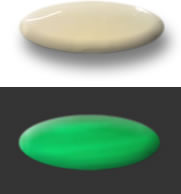Une opale commune sous la lumière du jour (en haut) et la lumière UV (en bas)