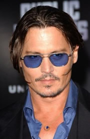 Johnny Depp indossa uno zaffiro blu