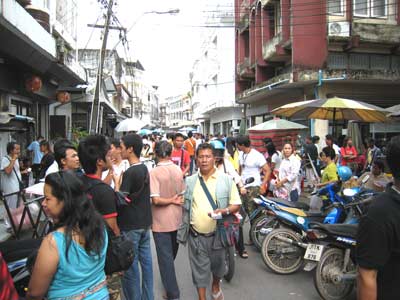 Marchands de pierres précieuses au marché aux pierres précieuses de Chathaburi