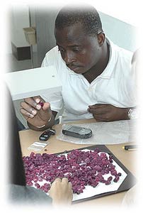 Venditore di gemme grezze africane