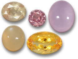 Андезин-лабрадорит, циркон, розовый кварц, лунный камень и цитрин.
