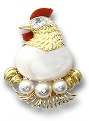 Una replica della spilla di pollo Cartier