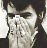 Elvis Presley zeigt seine Ringe