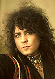 Marc Bolan trägt eine aufwendige Edelsteinkette