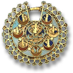 Pendiente de oro con incrustaciones de cornalina, turquesa y lapislázuli