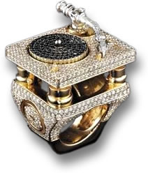 Bague platine diamant noir et blanc de Missy Elliot