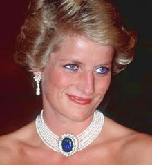 La princesse Diana portant un tour de cou en perles