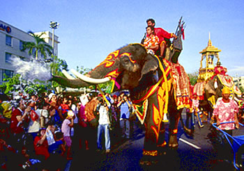 Фестиваль Сонгкран в Таиланде.