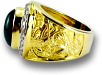 Aufwändig geschnitzter Thai-Goldring mit Achat-Cabochon