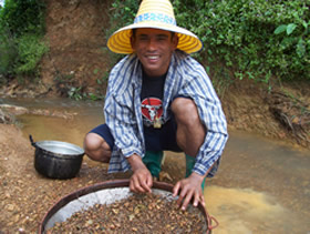 Cacciatore di rubini e zaffiri tailandesi