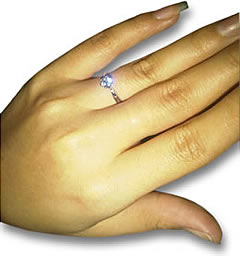 Bague de fiançailles traditionnelle en diamant blanc