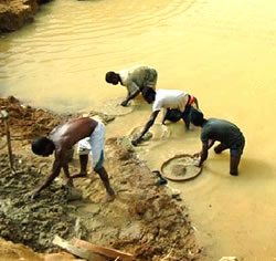 Schwemmlandabbau für Edelsteine in Sierra Leone