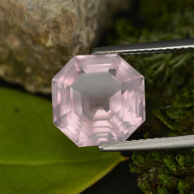 Pedra preciosa de quartzo rosa com lapidação Asscher