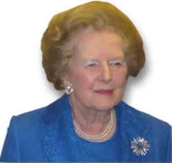 Baronesa Thatcher con perlas y un broche de gemas