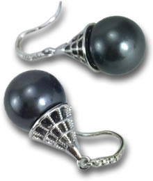 Aretes colgantes de plata y perlas negras