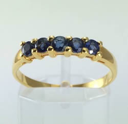 Anello in oro con zaffiro blu