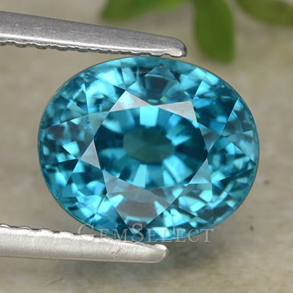 Circón azul ovalado con brillo diamantino