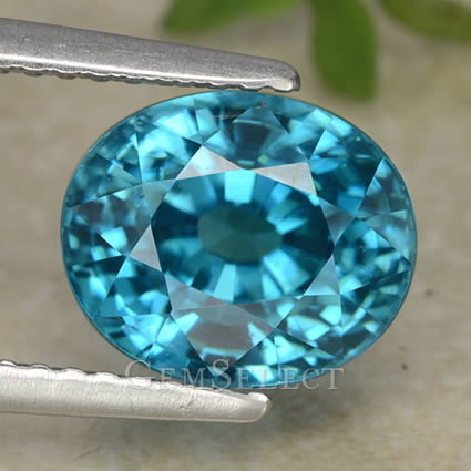 Zircon bleu de forme ovale avec éclat adamantin