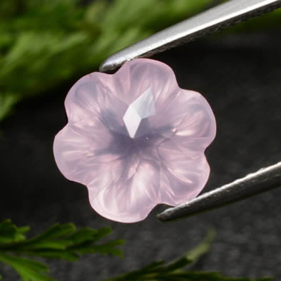 Fiore di quarzo rosa intagliato