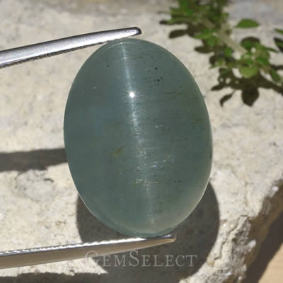 Katzenauge-Aquamarin-Cabochon mit Einschlüssen