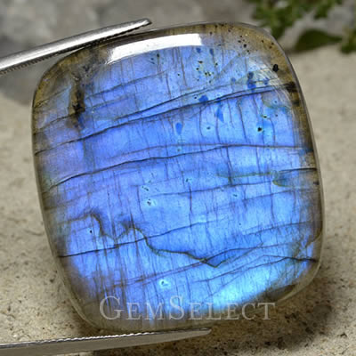 Labradorite with changeable luster