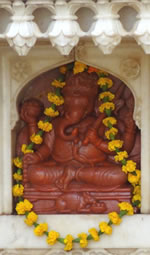 Geschnitzte Korallen-Ganesh-Statue