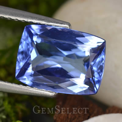 Pietra preziosa di tanzanite tagliata a cuscino