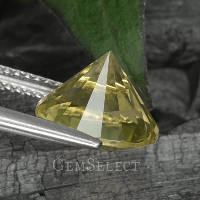 Une gemme de quartz citron taillée en diamant tenue par la ceinture