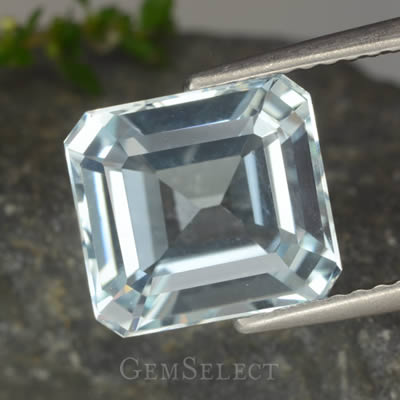 Achteckiger Aquamarin-Edelstein im Stufenschliff von GemSelect