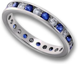 Anello Eternity con zaffiro blu e diamanti incastonati a canale