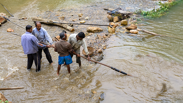 Une photo d'une pierre précieuse de saphir extraite au Sri Lanka - grande image