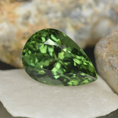 Pietra preziosa di apatite verde