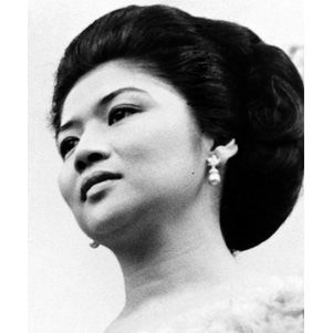 Junge Imelda Marcos trägt Perlenohrringe