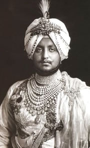 Maharajah Bhupinder Singh von Patiala in Schillernde Diamanten und Perlen