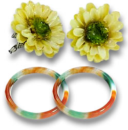 Boucles d'oreilles fleur de style mod et bracelets en jade multicolore