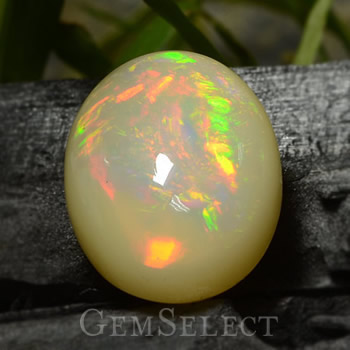 Cabochon di pietra preziosa opale