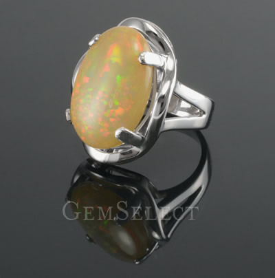 Anello in argento opale di GemSelect