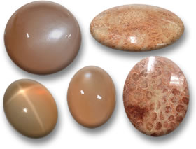 Pfirsich-Cabochons: Mondstein (links) und fossile Koralle (rechts)