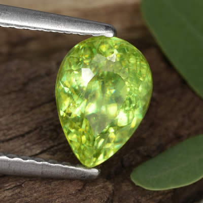 Желтовато-зеленый драгоценный камень сфен грушевидной формы