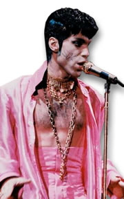 Prince en rose avec des colliers en or