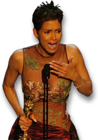 Halle Berry Wearing the Pumpkin Diamond on her Pinky Finger During her Oscars Acceptance Speech