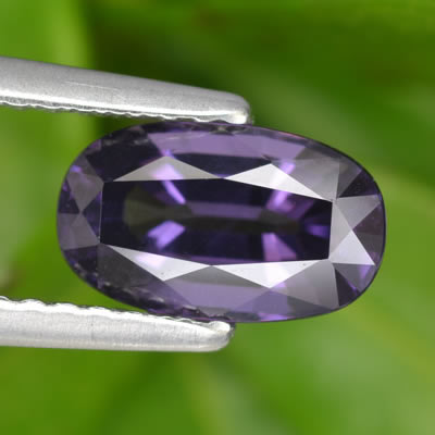 紫色のスピネルの宝石