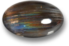 Regenbogen-Skapolit-Cabochon unter Glühlampenlicht